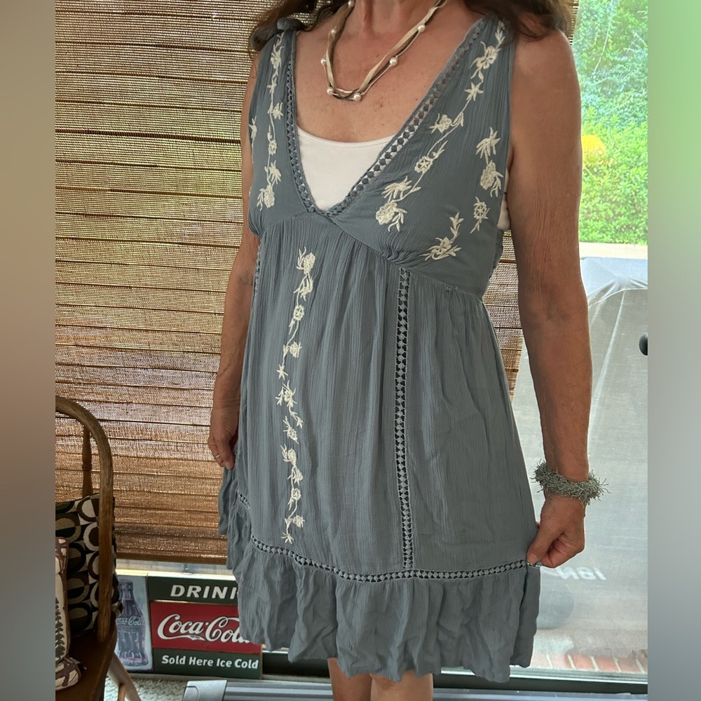 Jessica Simpson V neck sleeveless dress, Lg. Attached under slip. Tie shoulders.